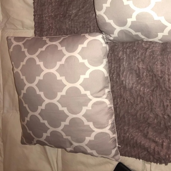 Decor pillows - Picture 2 of 2